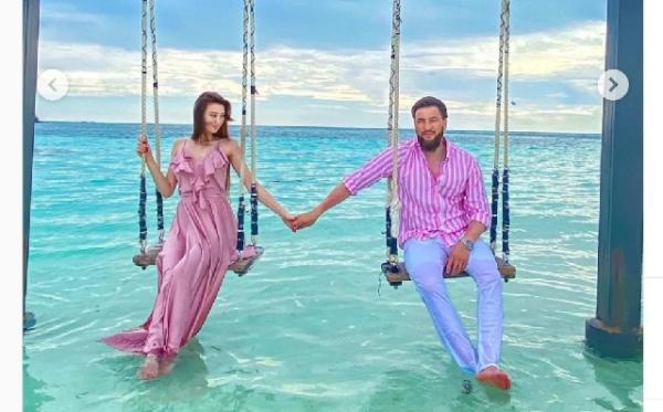Pesona pevoli cantik asal Kazakhstan, Sabina Altynbekova selalu menjadi perhatian publik. Baru-baru ini, Sabina mengunggah foto liburannya bersama suami di Maldives.  (foto: Instagram Sabina)
