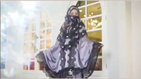 Gaya syar'i Syahrini bermukena. (Foto: Instagram/Syahrini)