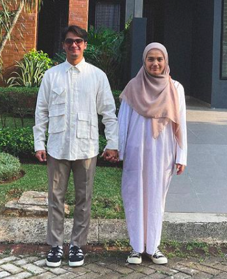 Ricky Harun dan Herfiza Novianti bergaya kompak Ramadhan.(Foto: Instagram/Ricky Harun)