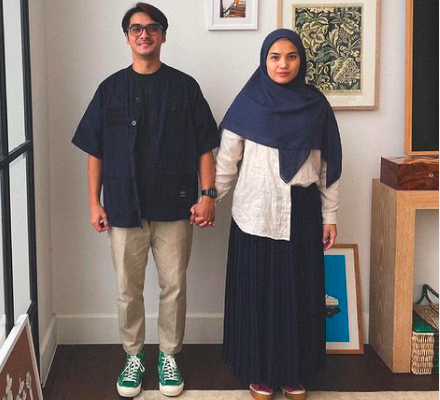 Ricky Harun dan Herfiza Novianti bergaya kompak Ramadhan.(Foto: Instagram/Ricky Harun)