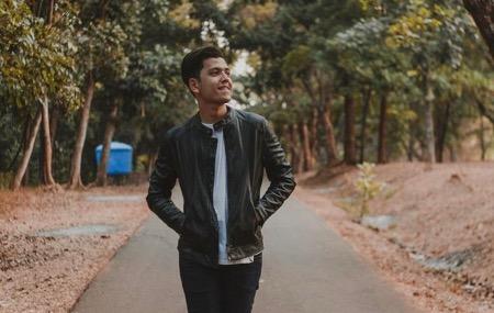 Rendi Jhon memakai jaket kulit.