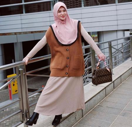 Ayana Moon Ayana Moon dengan sweater cokelat.