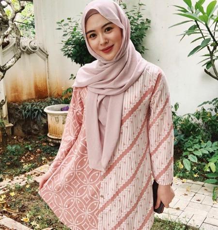 Ayana Moon 3 Ayana Moon dengan busana batik.