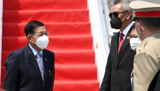 min aung hlaing Pemimpin junta Myanmar Min Aung Hlaing tiba di Bandara Soekarno Hatta (Foto: Istana Presiden RI via Reuters)