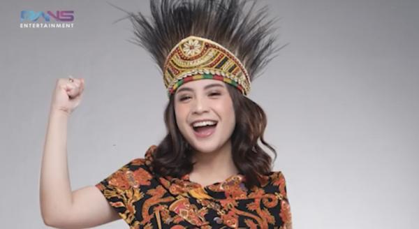 25aa Nagita Ootd1 Nagita Slavina mengenakan busana tradisional Papua. (Foto: Dok YouTube RANS)