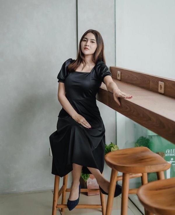 Nella Kharisma menggunakan Busana vintage Hitam. (Foto: Instagram)