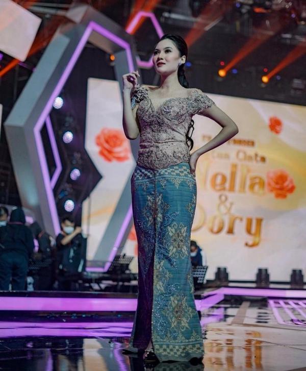 Nella Karisma anggun berkebaya. (Foto: Instagram/Nella Karisma)