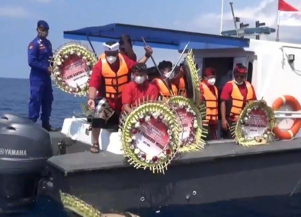 Gubernur Bali Wayan Koster bersama seluruh bupati dan wali kota melakukan tabur bunga bagi korban KRI Nanggala 402. (Foto: MNC Portal/Pande Wismaya)