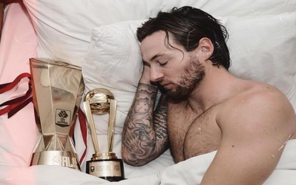 Persija Jakarta juara Piala Menpora 2021. Gelandang Macan Kemayoran Marc Klok berselebrasi tidur bersama trofi pramusim itu. (Foto: Instagram @marcklok)