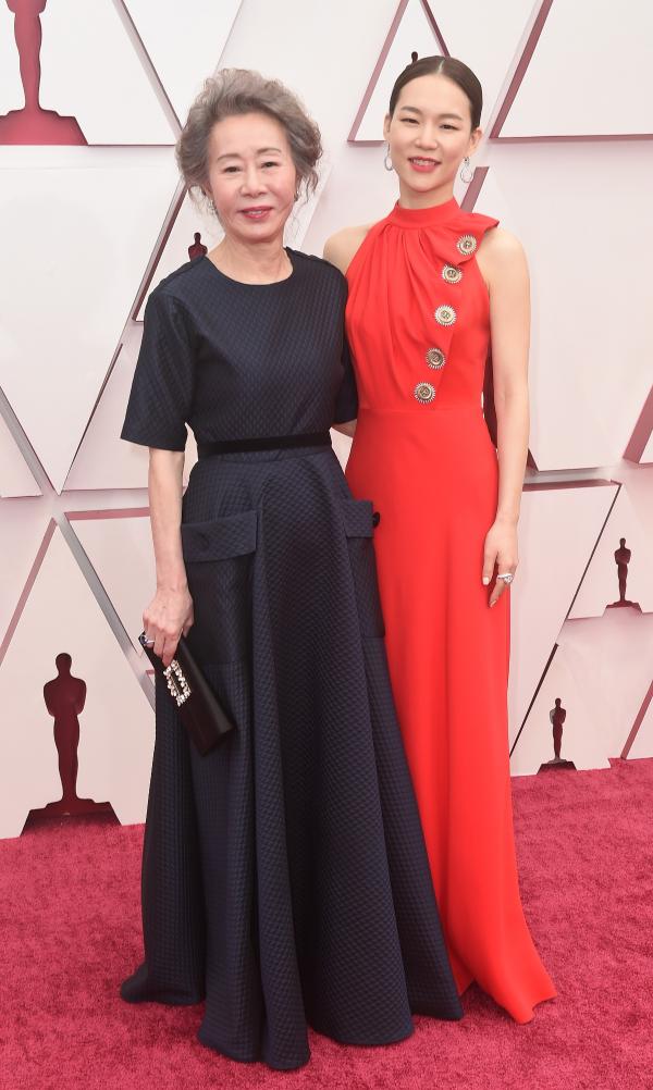 Aktris Korea Youn Yuh-jung di Oscar 2021. (Foto: Dok Bazaar)