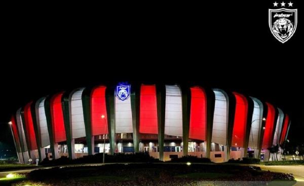 000 Stadion Darul Ta Zim 402 Stadion di Johor Darul Ta'zim, Malaysia, menyalakan lampu merah putih sebagai bentuk penghormatan atas gugurnya para awak KRI Nanggala 402 di perairan Bali.