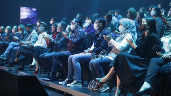 Executive Chairman MNC Group Hary Tanoesoedibjo menikmati Grand Final Indonesian Idol bersama dengan Menteri Pariwisata dan Ekonomi Kreatif Sandiaga Uno. (Foto : Dok RCTI) 