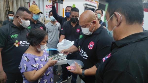 Baja Perindo Refi Sandi Dewan Pemimpin Pusat (DPP) Barisan Penjaga (Baja) Perindo berbagi keberkahan kepada warga di sekitar di Jalan Pariaman Dalam, Pasar Rumput, Jakarta Selatan (Jaksel), Selasa (27/4/2021). (Foto: Refi Sandi).