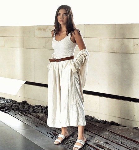 Angela Gilsha dengan outfit putih.