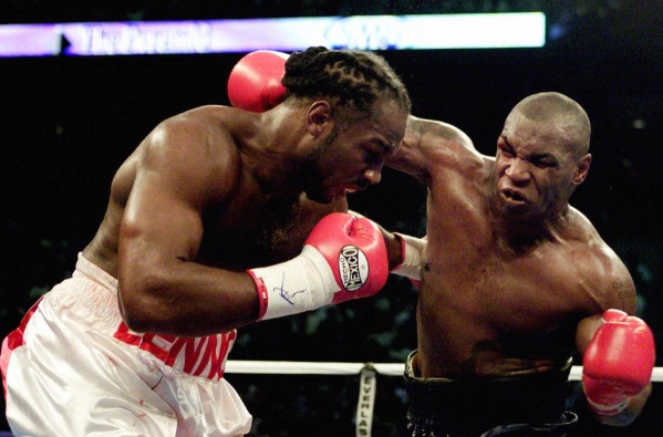 Mike Tyson dan Lennox Lewis bertarung pada 2002. (Foto: The Sun)