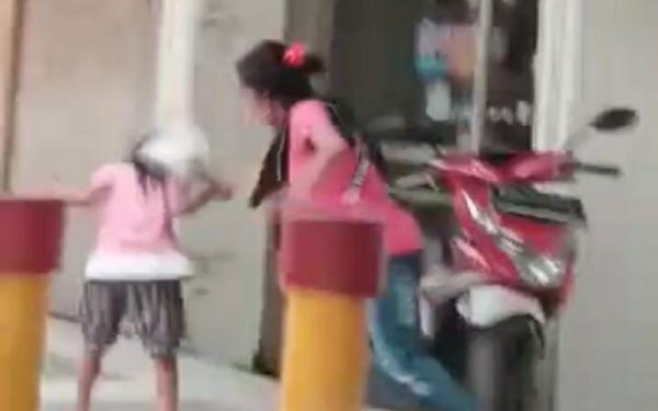 Siksa anak1 Tangkapan layar video viral penyiksaan anak kecil. (Foto: Ist)