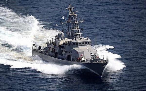 Kapal Angkatan Laut Amerika Serikat USS Firebolt dikerumuni kapal-kapal Iran di Teluk Persia. (Foto: US Navy)