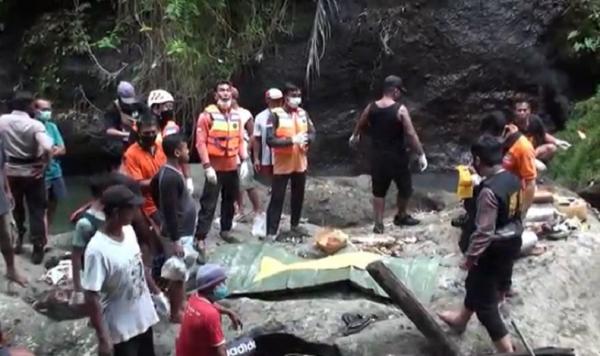 Mayat Kecelakaan Gianyar 2 Mayat Komang Ayu Ardani yang jatuh di Tukad Petanu, Ubud, Gianyar, Bali ditemukan Rabu (28/4/2021) sore. (Foto: iNews/Ketut Catur)