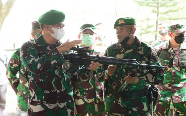 YONIF GARUDA2 Asop KSAD Mayjen TNI Eka Wiharsa memegang senapan otomatif senjata organik Yonif 315/Garuda yang berjuluk Pasukan Setan. (Foto: Pendam Siliwangi)