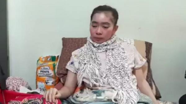 EFEK VAKSIN SUKABUMI Susan Atela, guru kesenian di sebuah SMA di Kabupaten Sukabumi mengalami kelumpuhan dan gejala kebutaan setelah menerima vaksin dosis kedua. (Foto: iNews/Indra Firdaus)