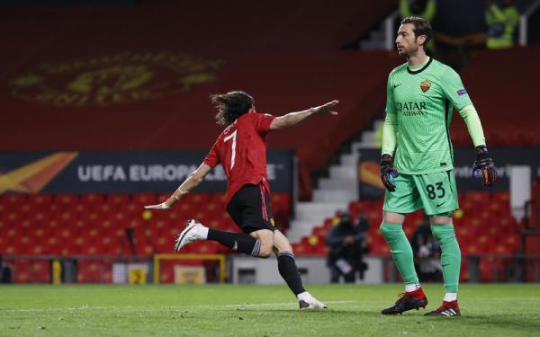 Manchester United Vs AS Roma Striker MU Edinson Cavani merayakan gol ke gawang AS Roma pada leg pertama semifinal Liga Europa di Old Trafford, Jumat (30/4/2021) dini hari WIB. (Foto: Reuters)