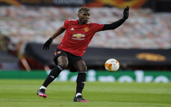 Paul Pogba meminta MU tak sesumbar usai menang telak 6-2 atas AS Roma pada leg pertama semifinal Liga Eruopa, Jumat (30/4/2021) dini hari WIB. (Foto: Reuters)