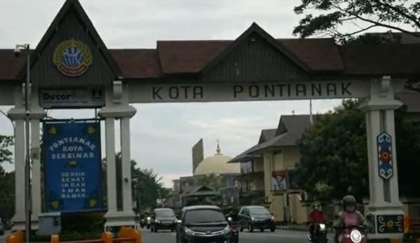 Pintu Masuk Pontianak Polresta Pontianak menyekat pintu masuk perbatasan. (Foto: iNews/Uun Yuniar)