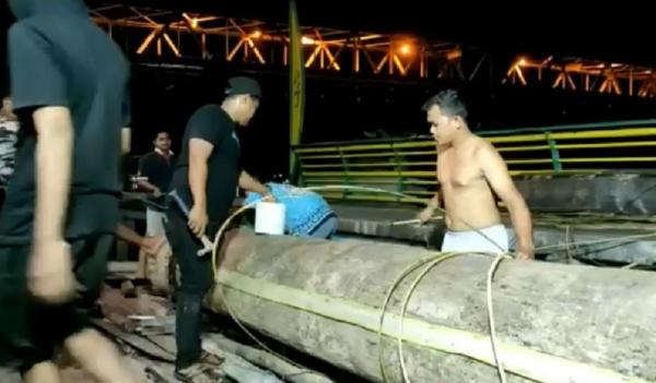 Pembuatan meriam karbit di Pontianak, Kalimantan Barat. (Foto: iNews/Uun Yuniar)