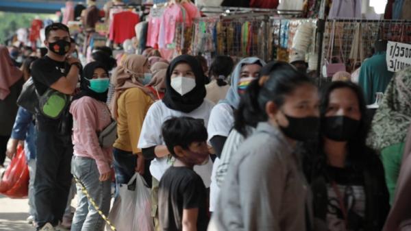 Pembeli membeludak di Pasar Tanah Abang, Minggu (2/5/2021). (Foto: FB/Anies Baswedan).