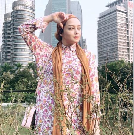 Terry Putri 1 Terry Putri dengan hijab semi turban.