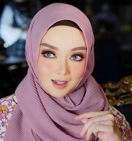 Terry Putri 2 Terry Putri dengan pleated pashmina.