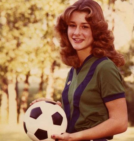 Melinda Gates 5 Melinda Gates bermain bola.
