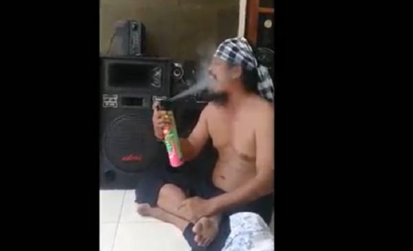 Semprot Baygon 2 Tangkapan layar Ki Galang Pamungkas menyemprot cairan pembasmi serangga ke mulut.