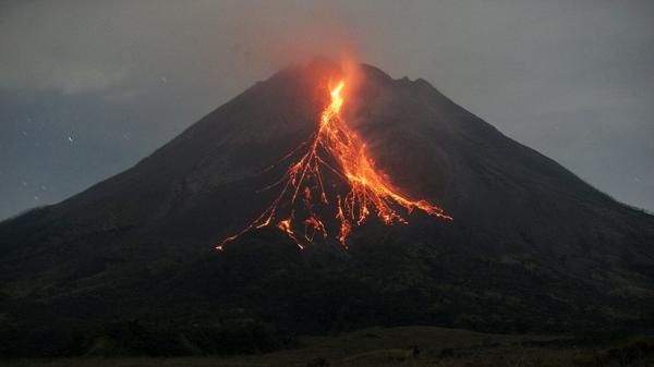 06 Antara Gunung Merapi 1 Gunung Merapi mengeluarkan awan panas guguran dipotret dari Srumbung, Magelang, Jateng, Kamis (6/5/2021). (Foto: Antara)