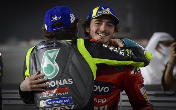 Francesco Bagnaia dan Valentino Rossi Pembalap Ducato Francesco Bagnaia memeluk Valentino Rossi. (Foto: MotoGP)