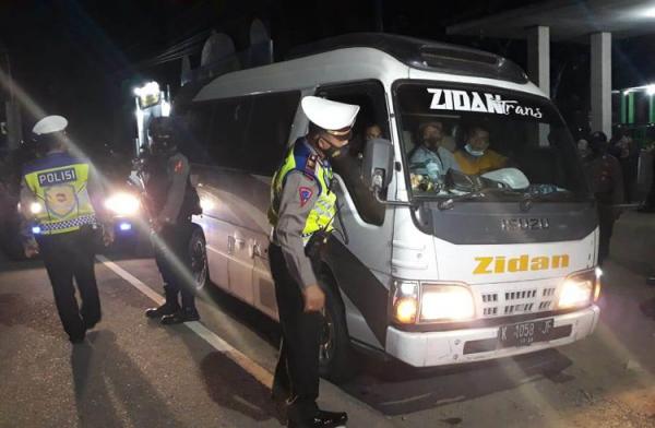 pemudik terjairng razia penyekatan Petugas Polres Kulonprogo memeriksa dokumen kelengkapn kendaraan yang terjaring razia penyekatan di Perbatasan DIY-Jawa Tengah. (foto: iNews.id/Kuntadi)