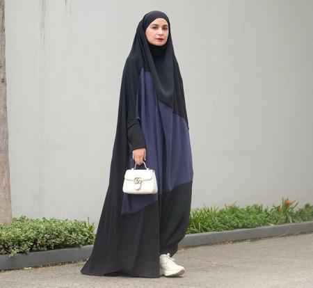 Shireen Sungkar Shireen dalam hijab syar’i