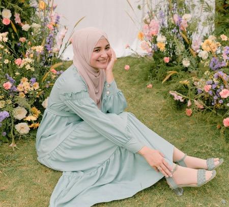 Shireen Sungkar dengan dress hijau.
