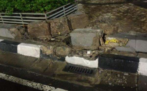 sedan tabrak pembatas bundaran hi 2 Sedan tabrak pembatas kolam Bundaran HI, Jakarta Pusat, Minggu (9/5/2021) pagi. (Foto: Instagram @TMCPoldaMetro)