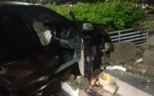 sedan tabrak pembatas bundaran hi 3 Sedan tabrak pembatas kolam Bundaran HI, Jakarta Pusat, Minggu (9/5/2021) pagi. (Foto: Instagram @TMCPoldaMetro)