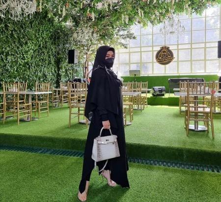 Syahrini Syahrini sambil menenteng tas milyaran rupiah.