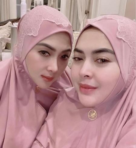 Syahrini dengan mukena Syahrini terlihat adem dengan mukena pink.