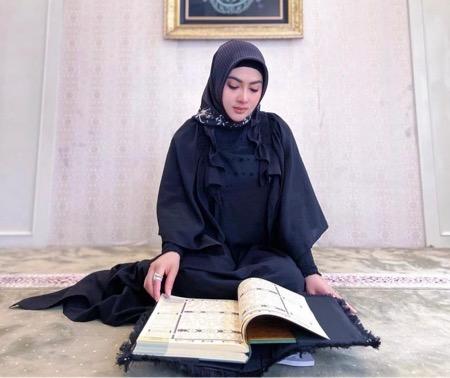 Syahrini hijab Syahrini memakai hijab hitam.
