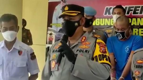 KAPOLRES CIANJUR DAN PELAKU PEMBAKARAN Kapolres Cianjur AKBP M Rifai menunjukkan Dede Iskandar pelaku pembakaran gadis cantik Inda Daniarti. (Foto: iNews/M Andi Ichsyan)