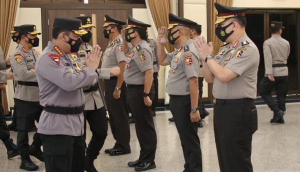 Kapolri Kapolri Jenderal Pol Listyo Sigit Prabowo memimpin upacara kenaikan pangkat. (Foto ist).