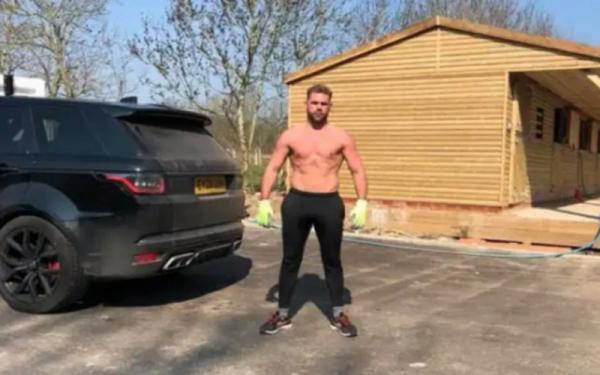 Billy Joe Saunders Range Rover Foto: Istimewa