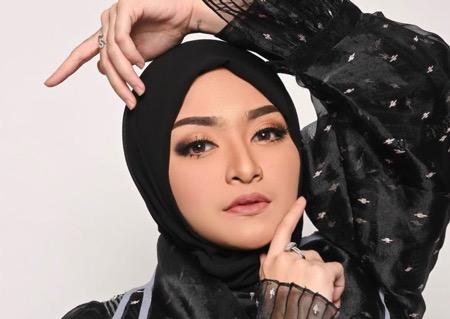 Artis Seksi yang Kini Tampil Berhijab. (Foto: instagram)