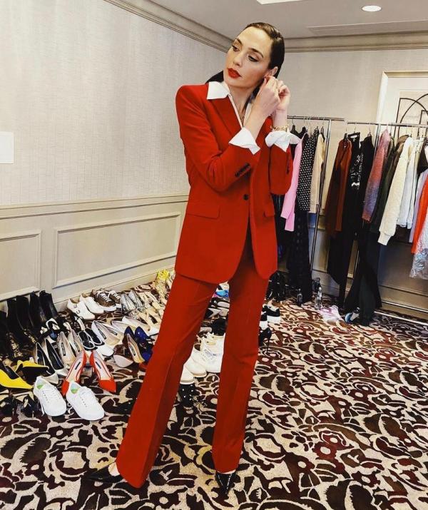 13 Gal Gadot Gal Gadot tampil mempesona dalam gaya sederna. (Foto: Instagram)