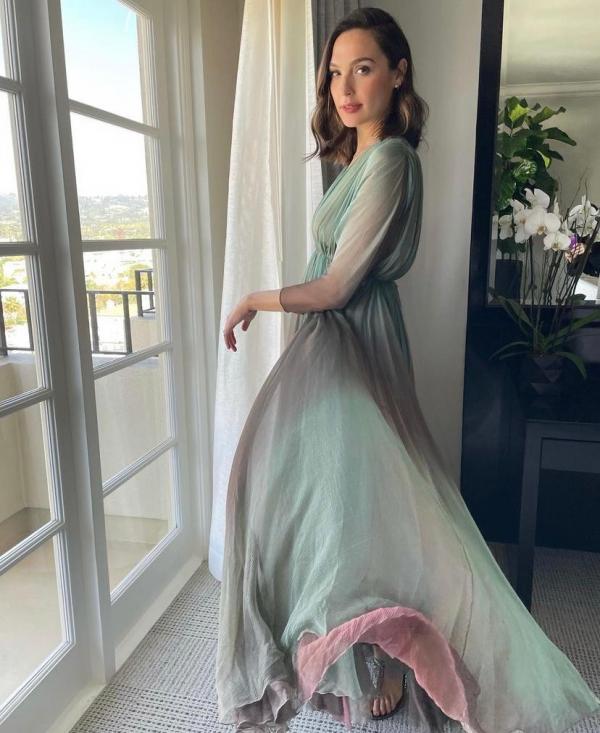 13 Gal Gadot2 Gal Gadot tampil mempesona dalam gaya sederna. (Foto: Instagram)