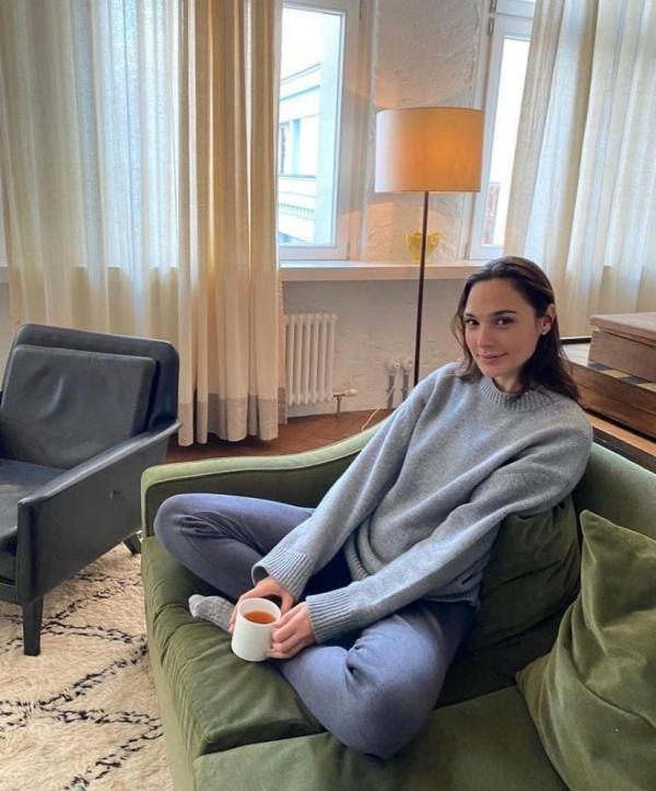 13 Gal Gadot4 Gal Gadot tampil mempesona dalam gaya sederna. (Foto: Instagram)